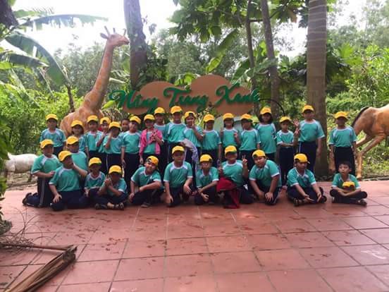 Học sinh tham quan sinh hoạt ngoại khóa ở Nông Trang Xanh tại huyện Củ Chi năm học 2017-2018